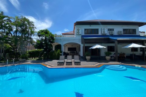 Villa in Hua Hin, Thailand 6 bedrooms № 168349 - photo 2