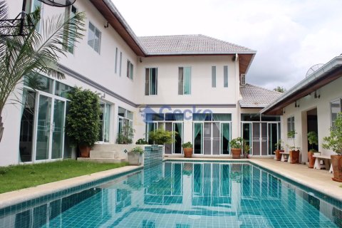 House in Pattaya, Thailand 4 bedrooms № 197274