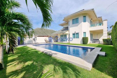 House in Pattaya, Thailand 4 bedrooms № 197278