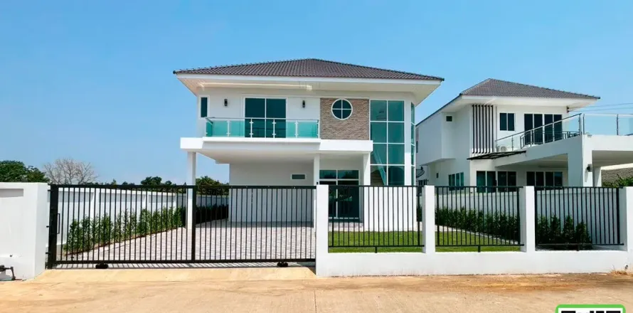 House in Uttaradit, Thailand 4 bedrooms № 169030