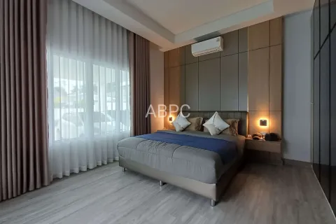 Casa de 5 dormitorios en Pattaya, Tailandia № 211385 - foto 15