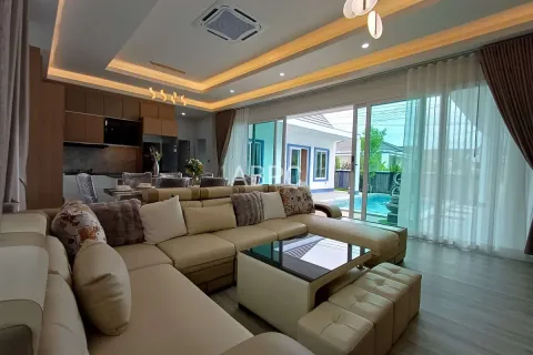 Casa de 5 dormitorios en Pattaya, Tailandia № 211385 - foto 8