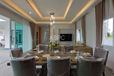 Casa de 5 dormitorios en Pattaya, Tailandia № 211385 - foto 6