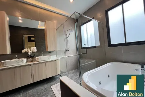 Casa de 4 dormitorios en Pattaya, Tailandia № 211381 - foto 4