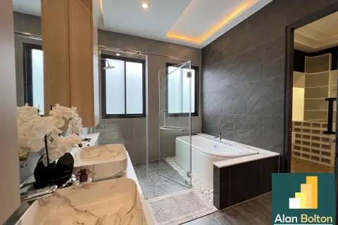 Casa de 4 dormitorios en Pattaya, Tailandia № 211381 - foto 3