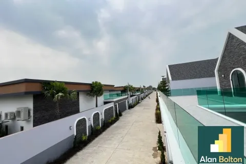 Casa de 4 dormitorios en Pattaya, Tailandia № 211380 - foto 12