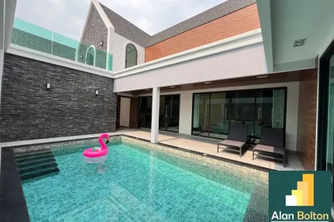 Casa de 4 dormitorios en Pattaya, Tailandia № 211380 - foto 2