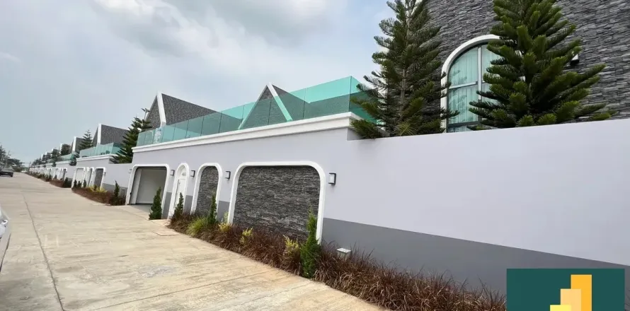 Casa de 4 dormitorios en Pattaya, Tailandia № 211380