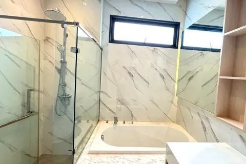 Casa de 4 dormitorios en Pattaya, Tailandia № 212016 - foto 18