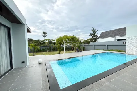Casa de 4 dormitorios en Pattaya, Tailandia № 212016 - foto 7