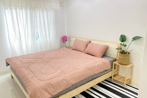 Кондоминиум с 2 спальнями в Дин Даенге, Бангкок, Таиланд № 164522 - фото 7