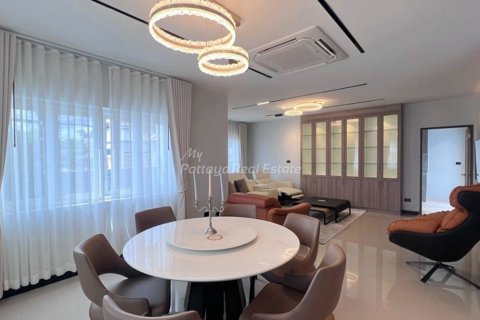 House in Bang Lamung, Thailand 5 bedrooms № 178977 - photo 2