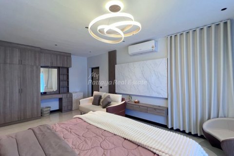 House in Bang Lamung, Thailand 5 bedrooms № 178977 - photo 16