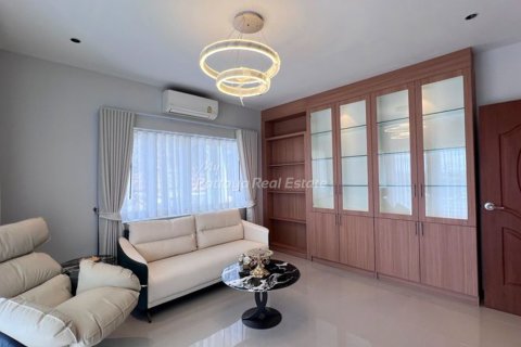 House in Bang Lamung, Thailand 5 bedrooms № 178977 - photo 4