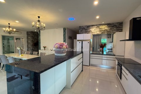 House in Pattaya, Thailand 4 bedrooms № 178978 - photo 2