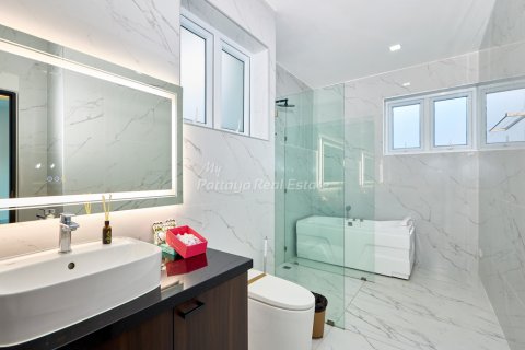 House in Pattaya, Thailand 3 bedrooms № 178979 - photo 24