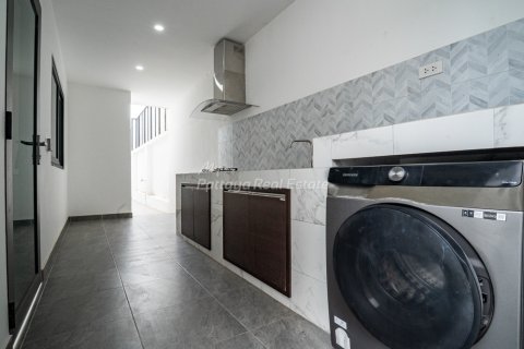 House in Bang Lamung, Thailand 4 bedrooms № 178981 - photo 11