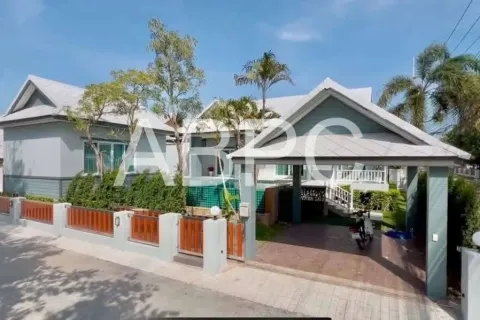 Casa de 4 dormitorios en Jomtien Beach, Pattaya, Tailandia № 210857 - foto 2