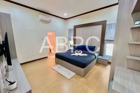 Casa de 4 dormitorios en Jomtien Beach, Pattaya, Tailandia № 210857 - foto 11