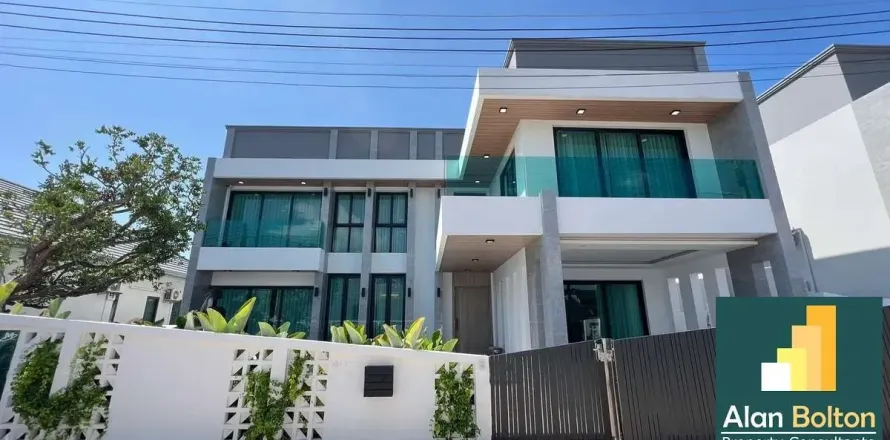 Casa de 5 dormitorios en Pattaya, Tailandia № 210855