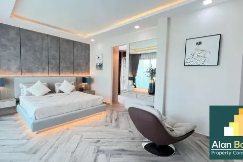 Casa de 5 dormitorios en Pattaya, Tailandia № 210855 - foto 4