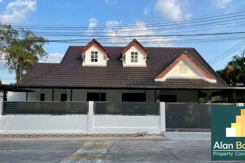 Casa de 3 dormitorios en Pattaya, Tailandia № 210778 - foto 2