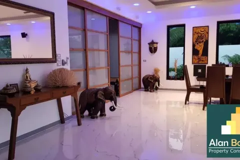 Casa de 4 dormitorios en Pattaya, Tailandia № 210783 - foto 8