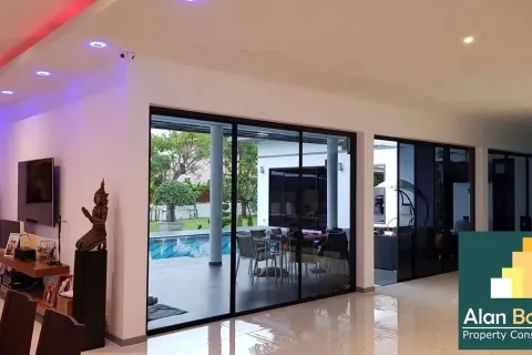 Casa de 4 dormitorios en Pattaya, Tailandia № 210783 - foto 9