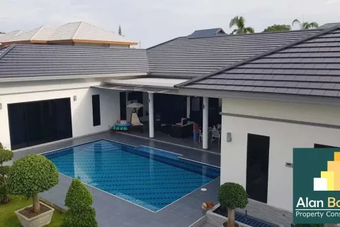 Casa de 4 dormitorios en Pattaya, Tailandia № 210783 - foto 2