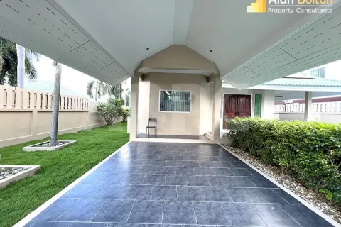 Casa de 3 dormitorios en Pattaya, Tailandia № 210777 - foto 7
