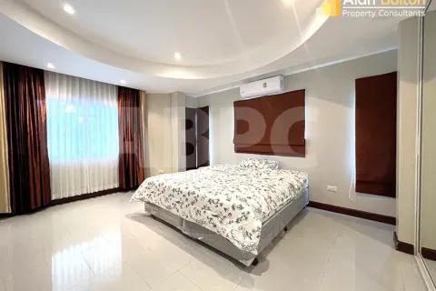 Casa de 3 dormitorios en Pattaya, Tailandia № 210777 - foto 9