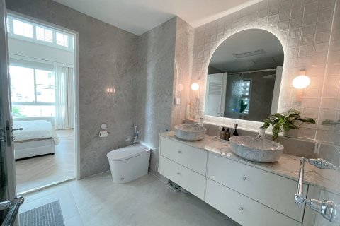 Condo in Bangkok, Thailand, 3 bedrooms  № 176478 - photo 3