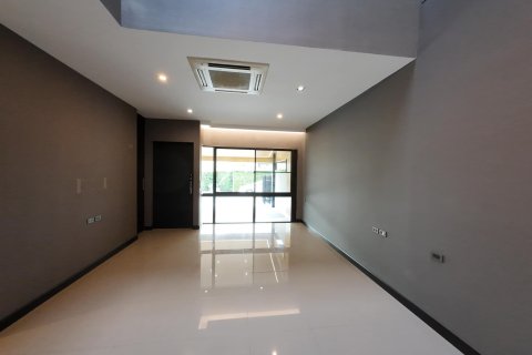 Таунхаус в Лат Пхрау, Бангкок, Таиланд с 3 спальнями  № 169575 - фото 2