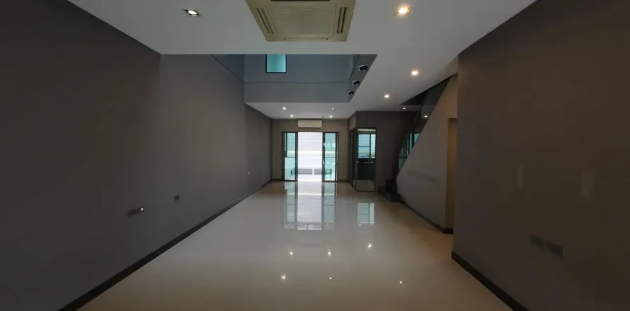 Таунхаус в Лат Пхрау, Бангкок, Таиланд с 3 спальнями  № 169575