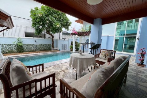 Villa in Pattaya, Thailand 5 bedrooms № 161643 - photo 2