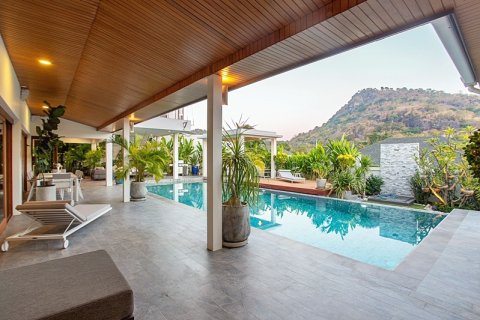 Villa in Hua Hin, Thailand 4 bedrooms № 168268 - photo 2