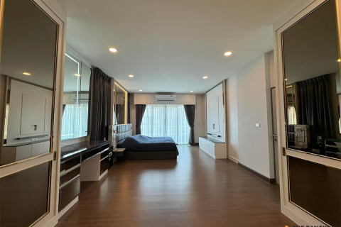 House in Bangkok, Thailand 4 bedrooms № 189363
