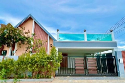 Villa in Bang Lamung, Thailand 3 bedrooms № 114820 - photo 1