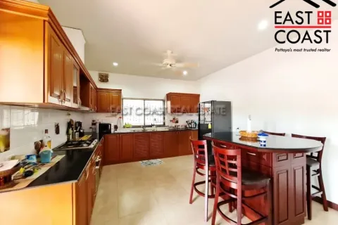 Casa de 4 dormitorios en Pattaya, Tailandia № 212390 - foto 11
