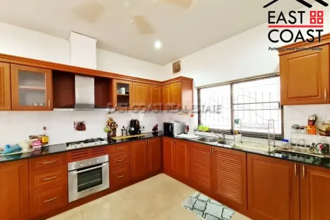 Casa de 4 dormitorios en Pattaya, Tailandia № 212390 - foto 13