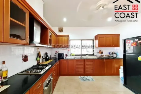 Casa de 4 dormitorios en Pattaya, Tailandia № 212390 - foto 12