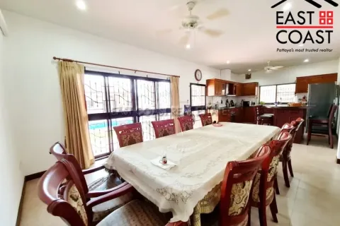 Casa de 4 dormitorios en Pattaya, Tailandia № 212390 - foto 15