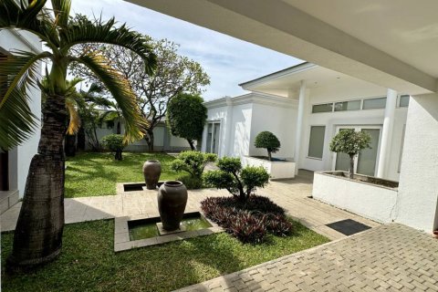 Villa in Pattaya, Thailand 4 bedrooms № 159942