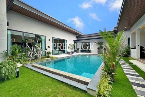 House in Pattaya, Thailand 4 bedrooms № 198222