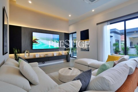 House in Pattaya, Thailand 4 bedrooms № 198222 - photo 3