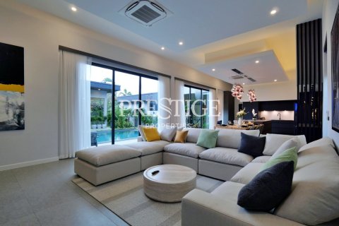 House in Pattaya, Thailand 4 bedrooms № 198222 - photo 2