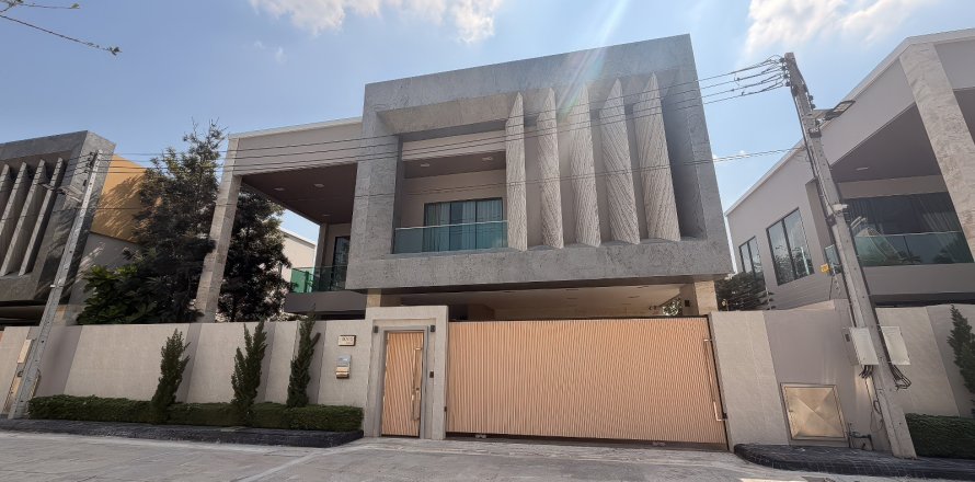 House in Pattaya, Thailand 4 bedrooms № 164840