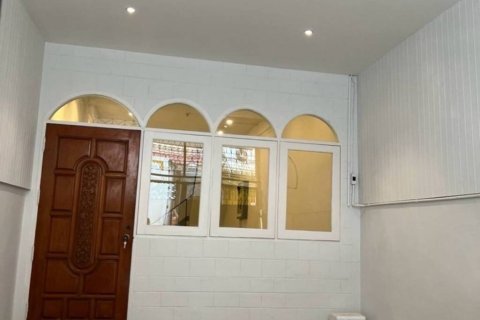 Таунхаус в Кхлонг Сане, Бангкок, Таиланд с 4 спальнями  № 172946 - фото 2