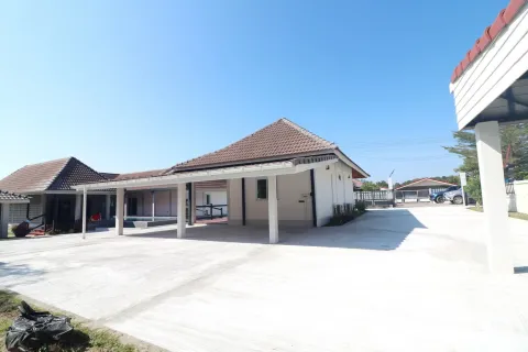 House in Udon Thani, Thailand 4 bedrooms № 167523 - photo 2