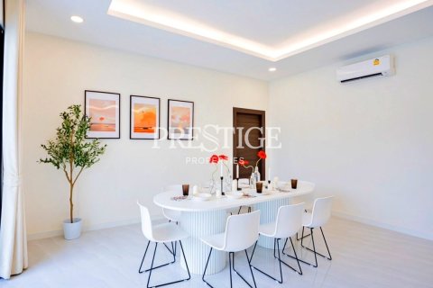 House in Pattaya, Thailand 4 bedrooms № 198487 - photo 10